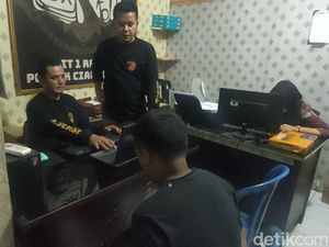 Pria Cianjur Menyelinap Rumah Curi Tabung Gas LPG di Siang Bolong Pria Cianjur Menyelinap Rumah Curi Tabung Gas LPG di Siang Bolong