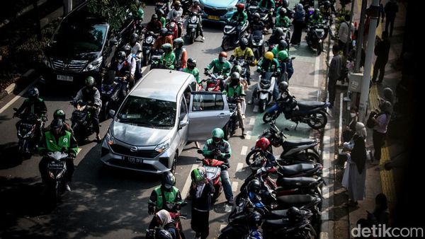 Penjemputan di Sembarang Titik Bikin Macet Kawasan Stasiun Palmerah