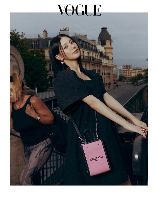 Potret Miyeon (G) I-DLE dalam pemotretan bersama VOGUE X Jimmy Choo