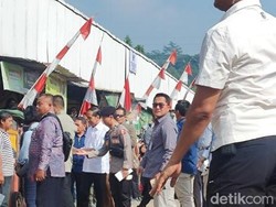 Jokowi Tinjau Pasar Parungkuda Sukabumi, Senang Harga Daging Ayam Turun