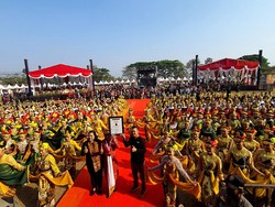 Bupati Mojokerto & 506 Siswi Pecahkan Rekor Muri Tari Bedoyo Putri Mojosakti