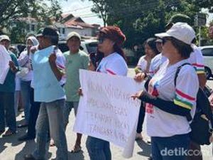 Relawan Ganjar Sumbar Demo Tuntut Rocky Gerung Ditangkap Relawan Ganjar Sumbar Demo Tuntut Rocky Gerung Ditangkap