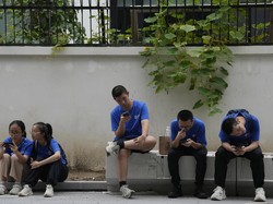 Tersambung Tapi Terasing