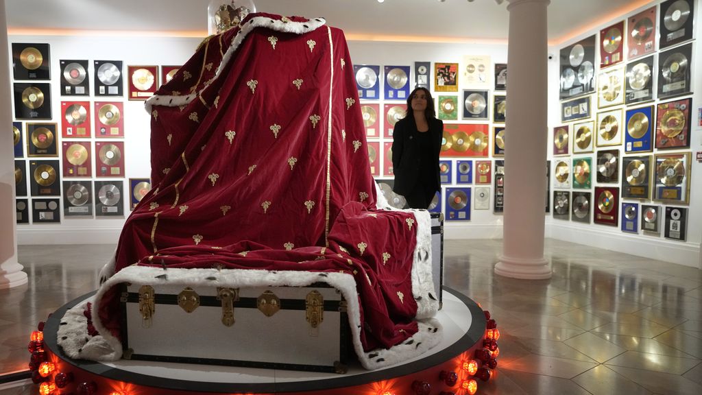 Ribuan Barang Freddie Mercury Dipamerkan Untuk Umum Freddie Mercury's signature crown and cloak ensemble, worn throughout the 'Magic' Tour, on display at Sotheby's auction rooms in London, Thursday, Aug. 3, 2023. More than 1,000 of Freddie Mercury's personal items, including his flamboyant stage costumes, handwritten drafts of “Bohemian Rhapsody” and the baby grand piano he used to compose Queen's greatest hits, are going on show in an exhibition at Sotheby's London ahead of their sale. (AP Photo/Kirsty Wigglesworth)