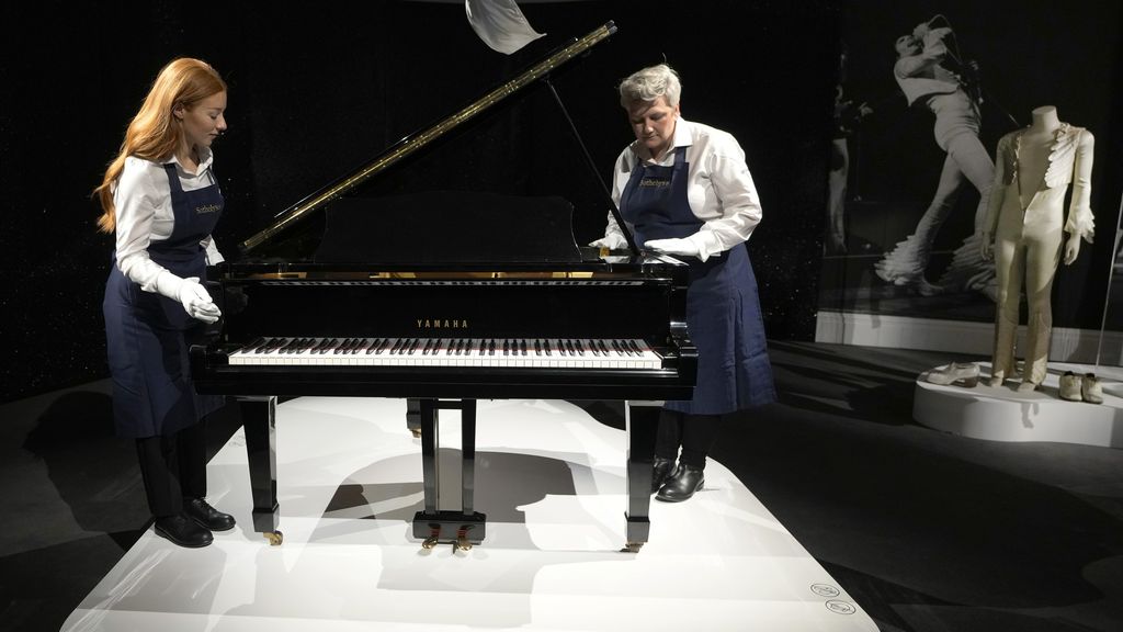 Ribuan Barang Freddie Mercury Dipamerkan Untuk Umum Freddie Mercury's Yamaha Grand Piano, estimated at 2-3 million pounds, on display at Sotheby's auction rooms in London, Thursday, Aug. 3, 2023. More than 1,000 of Freddie Mercury's personal items, including his flamboyant stage costumes, handwritten drafts of “Bohemian Rhapsody” and the baby grand piano he used to compose Queen's greatest hits, are going on show in an exhibition at Sotheby's London ahead of their sale. (AP Photo/Kirsty Wigglesworth)