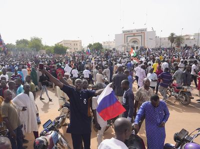 Suasana Niger Usai Kudeta, Massa Kibarkan Bendera Rusia