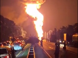 Penampakan Kobaran Api dari Truk Tangki BBM yang Terbakar di Tol Belmera