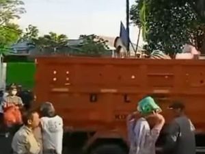 Viral Video Warga  Antre Lempar Bungkusan ke Truk Sampah Jogja