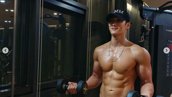 7 Foto Ahn Bo Hyun, Pacar Jisoo BLACKPINK, Disorot Sixpack Pernah Jadi Kuli