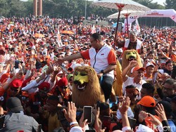 Temui Relawan di Bandung, Anies dan Presiden PKS Naik Sisingaan