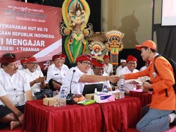 Kala Bupati Tabanan Keasyikan Jadi Guru SMA