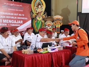 Kala Bupati Tabanan Keasyikan Jadi Guru SMA Kala Bupati Tabanan Keasyikan Jadi Guru SMA