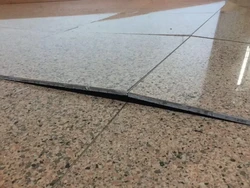 5 Alasan Ubin Lantai Bisa Meledak dan Terangkat Menurut Kontraktor