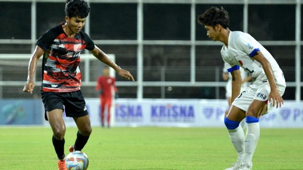 Pesepak bola Garuda United U-17 Arkhan Kaka Putra Purwanto (kiri) berusaha melewati pesepak bola Kashima Antlers Yugo Okawa (kanan) saat pertandingan uji coba di Stadion I Gusti Ngurah Rai, Denpasar, Bali, Sabtu (5/8/2023). ANTARA FOTO/Fikri Yusuf/aww.