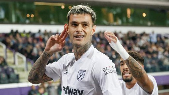 West Hams Italian forward Gianluca Scamacca celebrates scoring his teams first goal during the European Conference League 1st Round Group B football match between RSC Anderlecht and West Ham at Lotto Park in Anderlecht, Brussels-Capital on October 6, 2022. (Photo by BRUNO FAHY / BELGA / AFP) / Belgium OUT