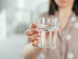 Begini Cara Aman Minum Air Putih Tanpa Cemaran Partikel Nanoplastik Begini Cara Aman Minum Air Putih Tanpa Cemaran Partikel Nanoplastik