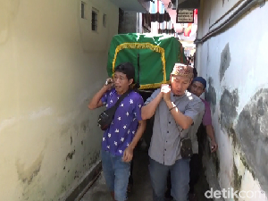 Jenazah Mahasiswa UI yang Dibunuh Senior Tiba di Rumah Duka Lumajang
