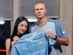 7 Foto Jisoo BLACKPINK & Erling Haaland, Pamer Jersey dan Joget Lagu FLOWER