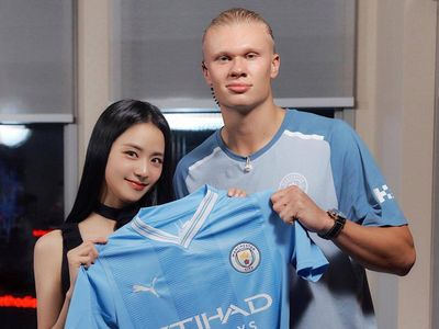 7 Foto Jisoo BLACKPINK & Erling Haaland, Pamer Jersey dan Joget Lagu FLOWER