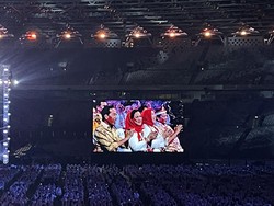 Momen Jokowi dan Iriana Asik Joget Rungkad saat Pergelaran Angklung di GBK