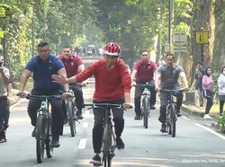 Jokowi Isi Akhir Pekan Bersepeda di Kebun Raya Bogor, Sapa Warga