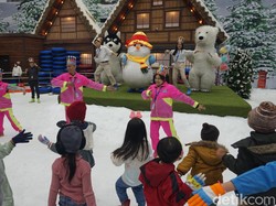 Cerianya Anak-anak Joget Bareng 3 Maskot di Ultah Trans Snow World Surabaya