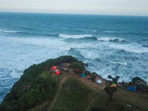 Kemping Asyik di Puncak Guha Garut, Pemandangannya Laut Lepas Kemping Asyik di Puncak Guha Garut, Pemandangannya Laut Lepas