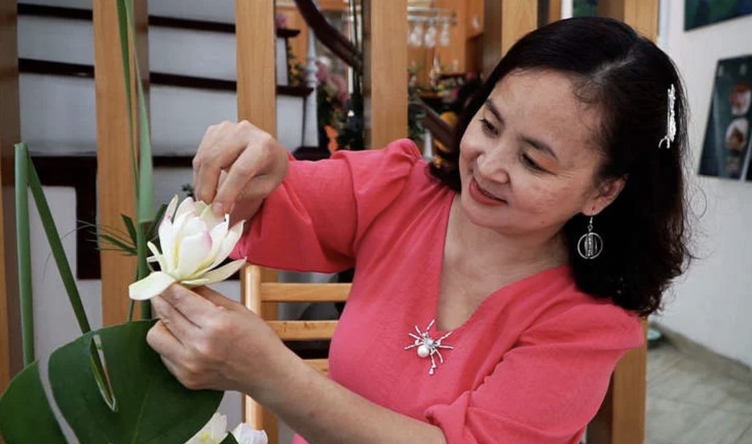 Nguyen Thi Thu menguasai seni pahat tradisional khas Vietnam yang menggunakan pepaya muda. Foto: Vietnamnet via Oddity Central