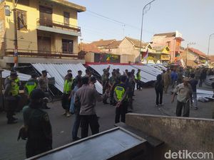 Deretan Lapak di Luar Pasar Muntilan Dibongkar Deretan Lapak di Luar Pasar Muntilan Dibongkar