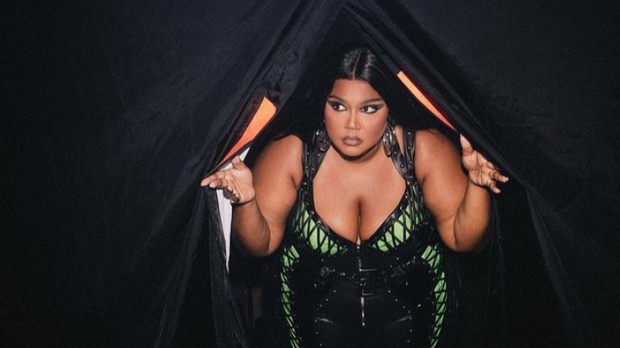 Lizzo/Foto: Instagram.com/lizzobeeating Garis waktu kontroversi Lizzo sepanjang kariernya