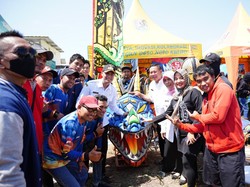 Keseruan Festival Layang-layang di Desa Beji Hiasi Langit Tuban