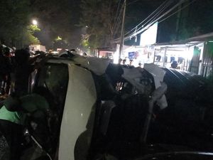 Hindari Pejalan Kaki, Minibus Tabrak Mobil Parkir di Jalan Perintis Makassar