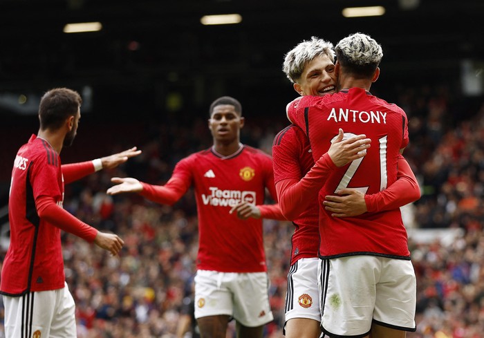 Soccer Football - Pre Season Friendly - Manchester United v RC Lens - Old Trafford, Manchester, Britain - August 5, 2023  Manchester Uniteds Antony celebrates scoring their second goal with teammates Action Images via Reuters/Jason Cairnduff