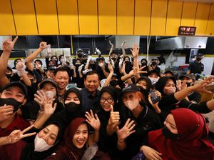 Prabowo Makan di Mie Gacoan Tebet, Disambut Antusias Warga hingga Ojol