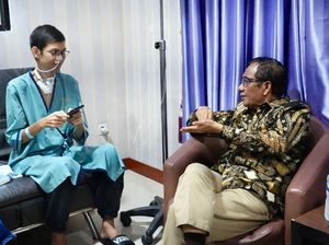 Senangnya Sultan Korban Kabel Menjuntai Saat Dijenguk Mahfud di RS Polri