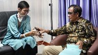 Momen Mahfud Md Jenguk Sultan Korban Kabel Menjuntai di RS Polri