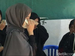 Isak Tangis Pecah Iringi Pemakaman Redho Korban Mutilasi