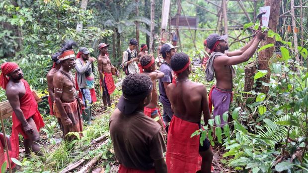 Masyarakat dari Suku Yaben Simora menandakan salah satu tempat penting saat pemetaan partisipatif di Distrik Konda, Kabupaten Sorong Selatan, Papua Barat Daya, 26 April 2023. (Dok.Konservasi Indonesia)
