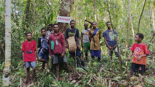 Kelompok pemuda Keluarga Simat dari Suku Nakna usai melakukan penamaan tempat penting yang menjadi variabel dalam pemetaan partisipatif di Distrik Konda, Kabupaten Sorong Selatan, Papua Barat Daya, 27 April 2023. (Dok.Konservasi Indonesia)