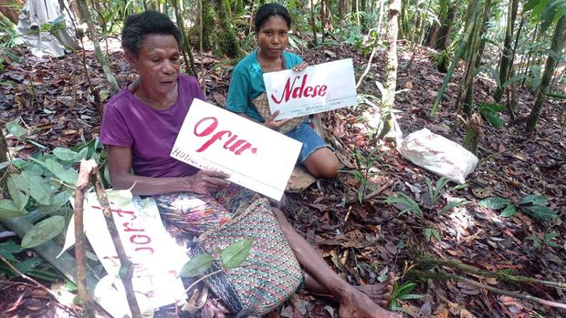 Dua wanita dari Suku Afsya turut serta saat melakukan pemetaan partisipatif di Kampung Bariat, Distrik Konda, Kabupaten Sorong Selatan, Papua Barat Daya, 21 Oktober 2022. (Dok.Konservasi Indonesia)