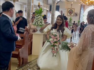 Viral Pasangan Nikah di Gereja yang Kebanjiran, Tetap Senyum Meski Gaun Basah