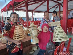 Dikenal Sentra Caping, Pucanganom Wonogiri Juga Bikin Dompet-Lampu Bambu Lho