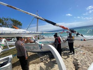 Nelayan Hilang Saat Melaut di Nusa Penida, Perahu Terdampar di Pantai Nelayan Hilang Saat Melaut di Nusa Penida, Perahu Terdampar di Pantai
