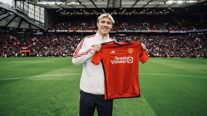 Rasmus Hojlund Rasmus Hojlund di Old Trafford setelah kepindahannya ke Manchester United diresmikan, Sabtu (5/8/2023).