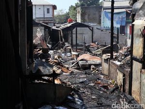 Kebakaran Pasar Sadang Serang, 179 Los Hangus Terbakar Kebakaran Pasar Sadang Serang, 179 Los Hangus Terbakar