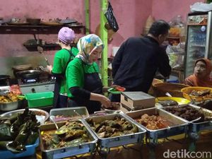 Legendaris di Pasar Cihapit! Warung Mak Eha Tawarkan Gepuk dan Pepes Nikmat Legendaris di Pasar Cihapit! Warung Mak Eha Tawarkan Gepuk dan Pepes Nikmat