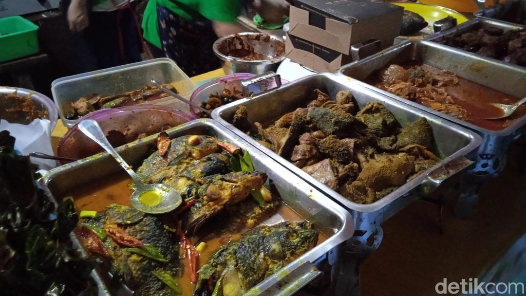 Legendaris di Pasar Cihapit! Warung Mak Eha Tawarkan Gepuk dan Pepes Nikmat