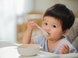 Dokter Sentil Kebiasaan Beri Anak Makan Sambil Dipangku, Begini Dampaknya