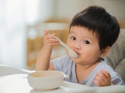 Dokter Sentil Kebiasaan Beri Anak Makan Sambil Dipangku, Begini Dampaknya