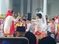Aksi Lenggak-Lenggok Menteri Jokowi Tampil di Catwalk Istana Berkebaya